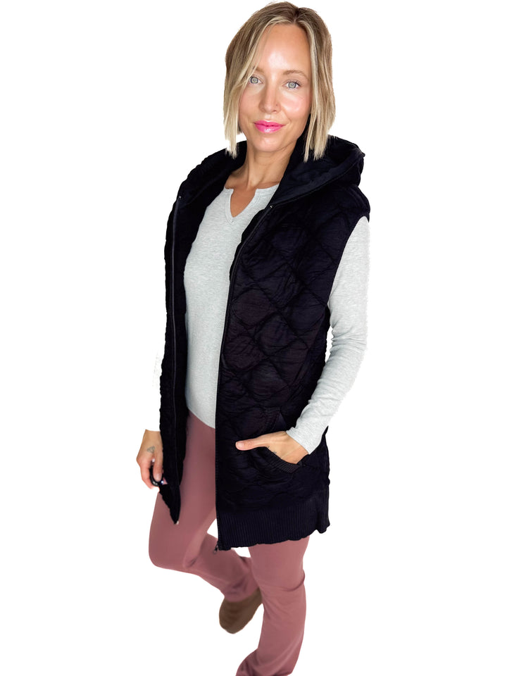 Mono B Celeste Oversized Quilted Fleece Vest With Hood- BLACK