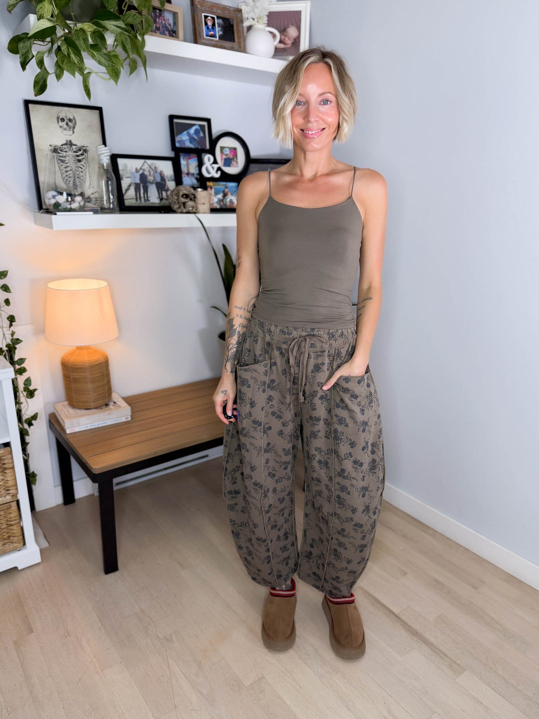 Ruby Barrel Floral Jogger- MOCHA