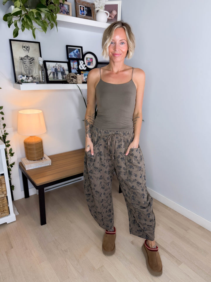 Ruby Barrel Floral Jogger- MOCHA