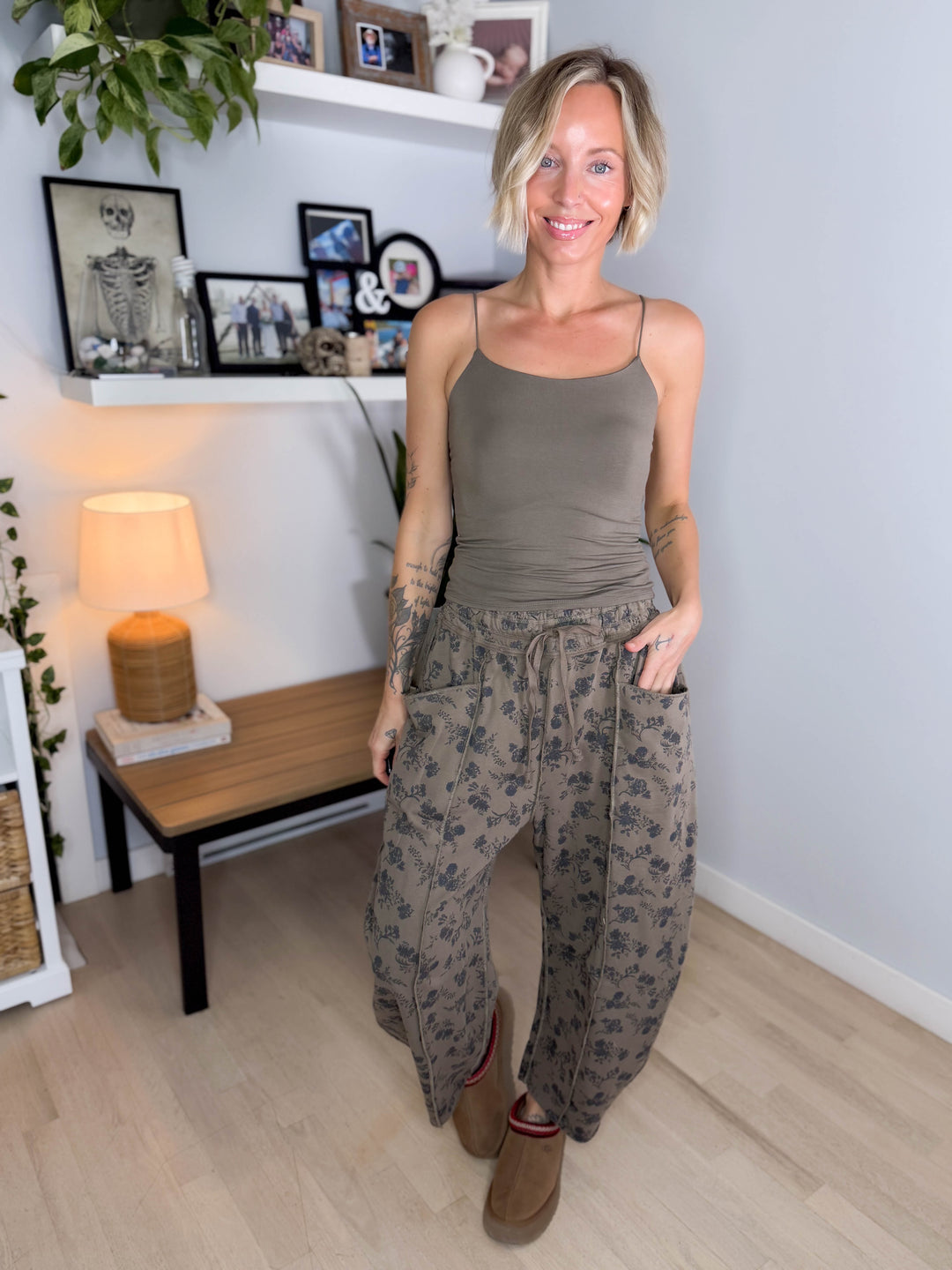 Ruby Barrel Floral Jogger- MOCHA