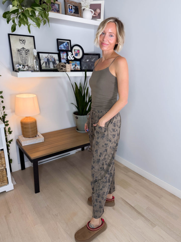 Ruby Barrel Floral Jogger- MOCHA