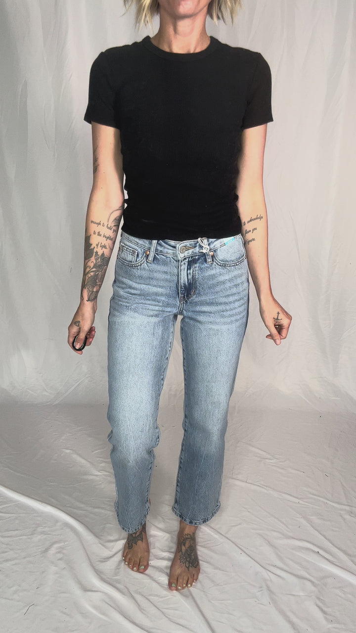 JUDY BLUE True Mid Rise Rigid Magic Straight Leg Jean- MEDIUM WASH