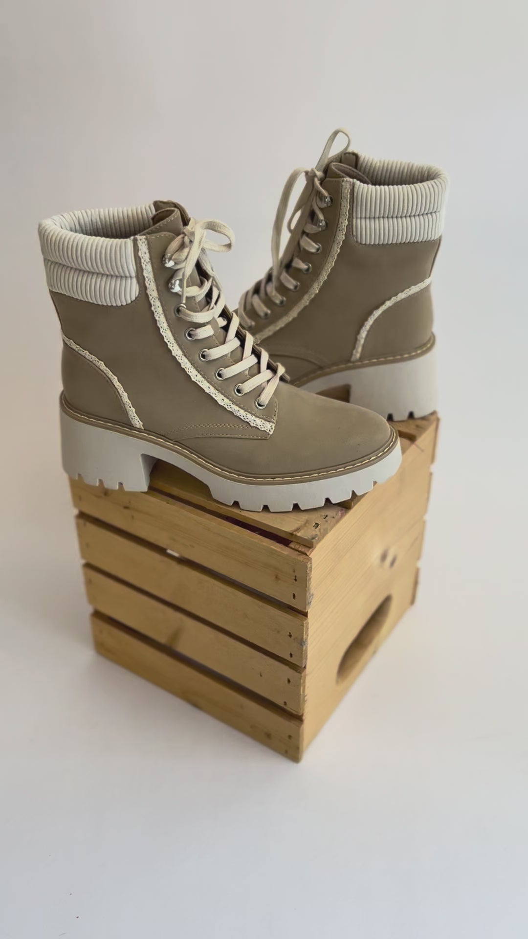 Nakoma Lug Heel Boot- LIGHT TAUPE